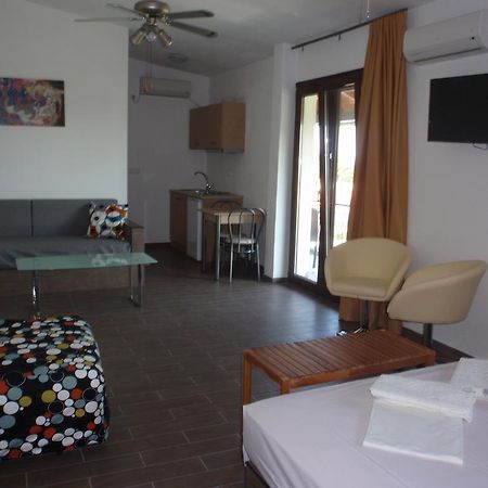 Petrouda'S Apartments ซาโมทราคี ภายนอก รูปภาพ