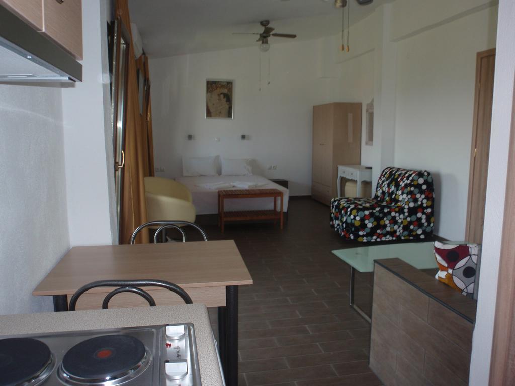 Petrouda'S Apartments ซาโมทราคี ภายนอก รูปภาพ