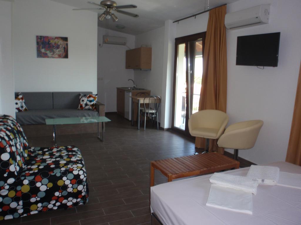 Petrouda'S Apartments ซาโมทราคี ภายนอก รูปภาพ