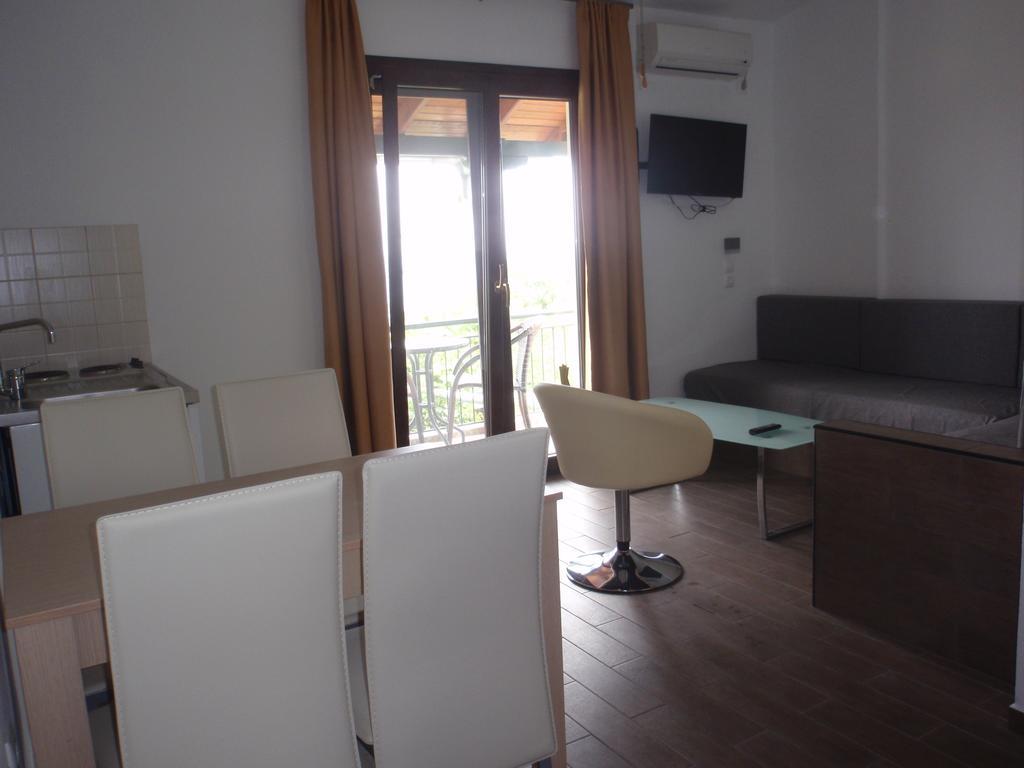 Petrouda'S Apartments ซาโมทราคี ภายนอก รูปภาพ